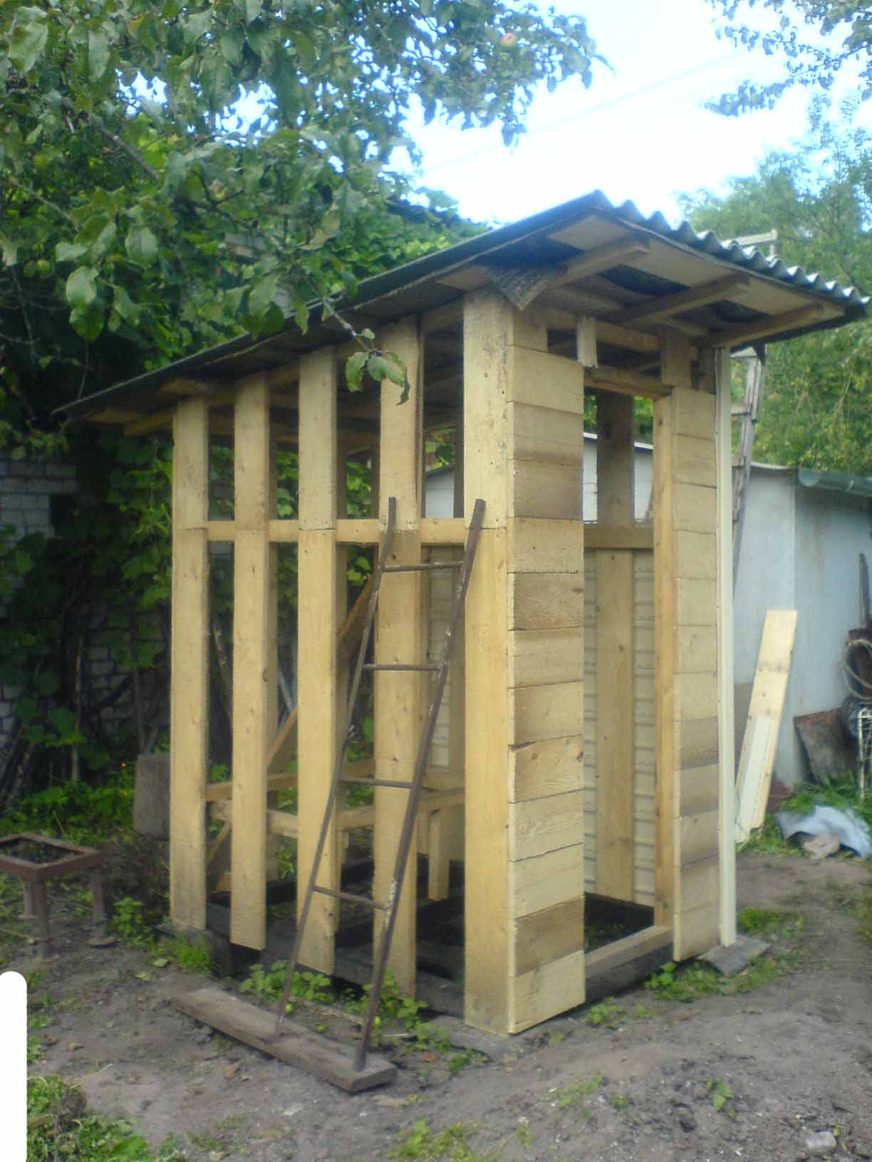Как самой сделать туалет на даче. Каркас дачного туалета. Каркас деревянного туалета. Туалет из досок. Крыша для туалета на даче.